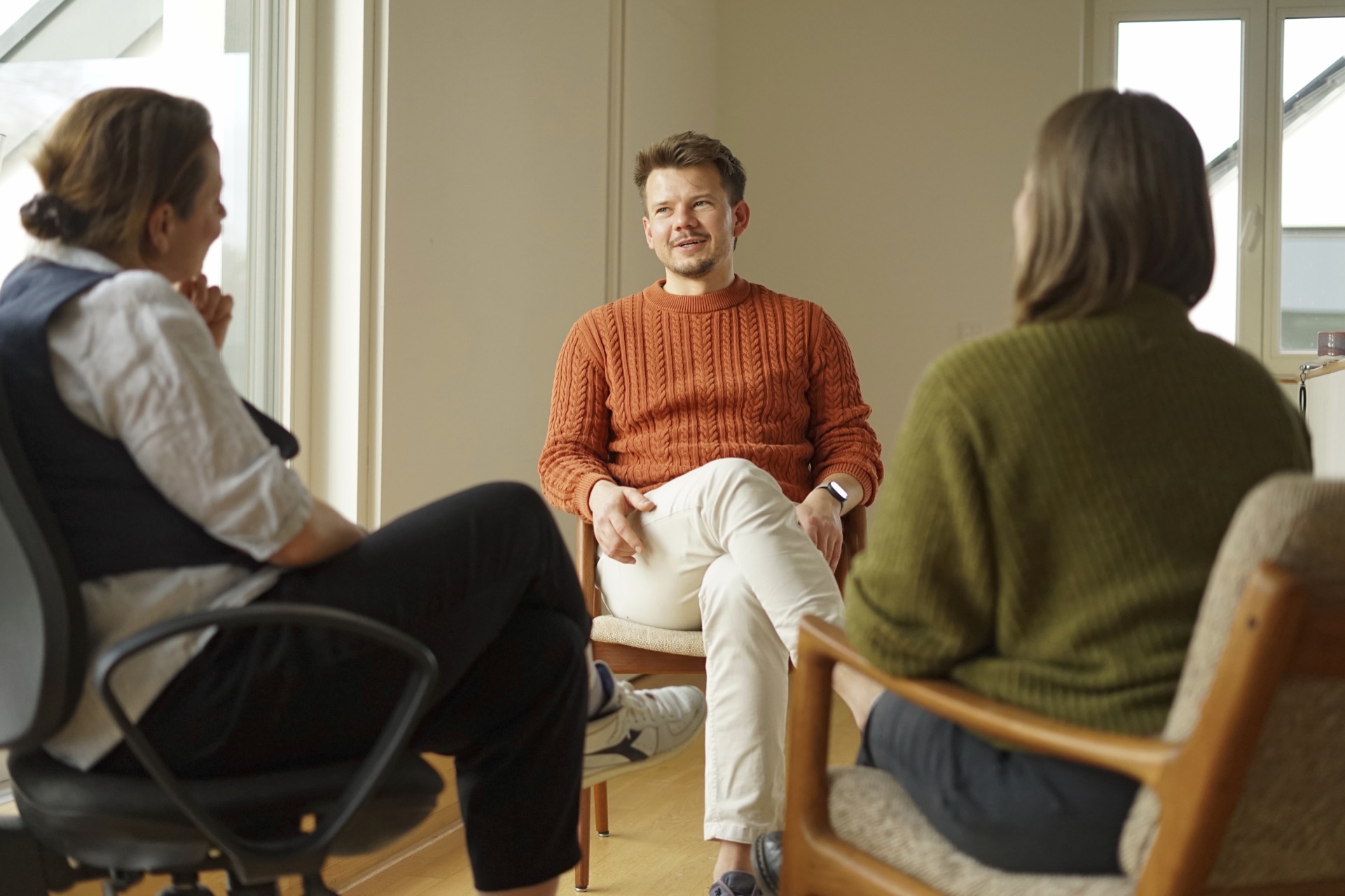Ertmann Buchholz im Coaching-Gespräch mit zwei Klientinnen in hellem Raum