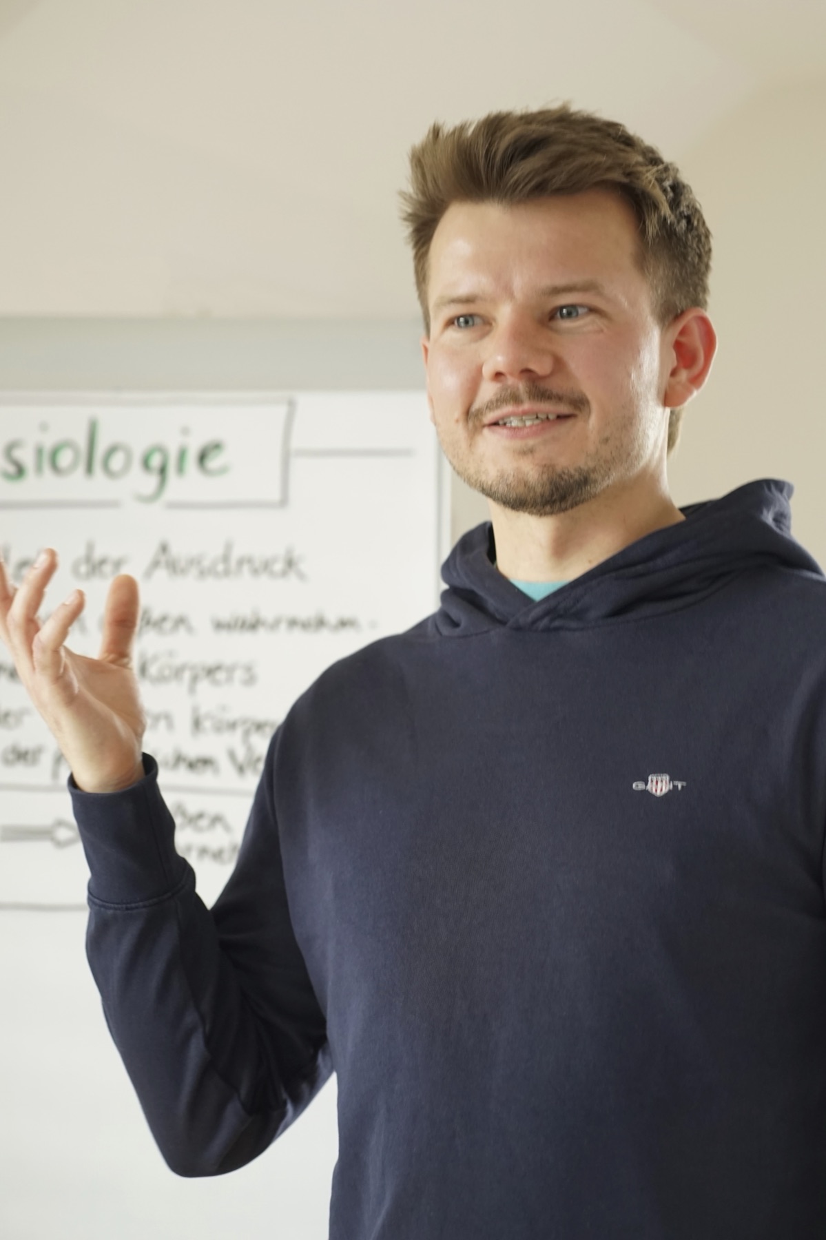 Ertmann Buchholz spricht gestikulierend vor einem Flipchart